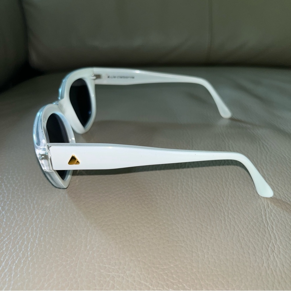 LIZ CLAIBORNE UV Sunglasses Oval Square White Plastic Gold Accent Italy Made Vtg - Picture 6 of 16